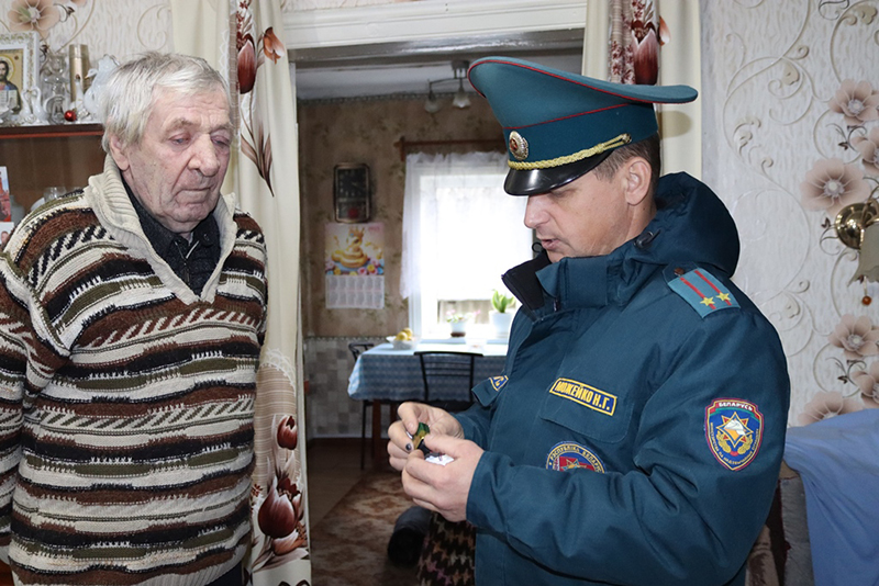 Шаг за шагом к безопасности: как рогачевские спасатели устанавливают АПИ в домовладениях граждан