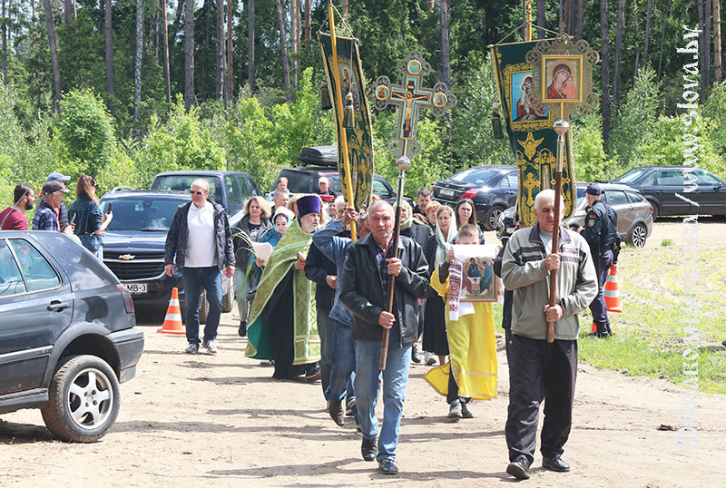 Бьет праздник колокольным звоном 