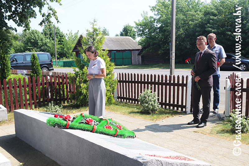 «Поезд Памяти» и поколений крепкая связь: россиянка посетила на Рогачевщине братскую могилу, где захоронен ее прадед