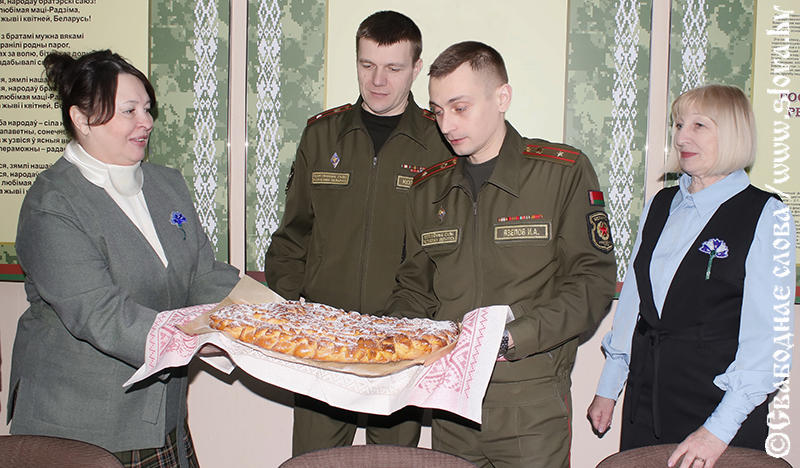 Мамиными пирогами порадовали представительницы БСЖ силовиков Рогачевского района в преддверии 23 февраля