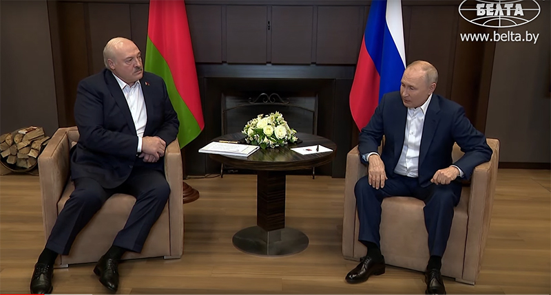 Лукашенко посоветовал западникам поискать бревно в собственном глазу и напомнил о военных устремлениях Польши