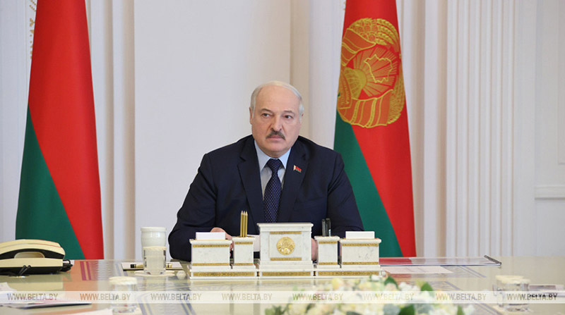 Лукашенко потребовал удвоить темпы посевной и провести ее за короткий срок