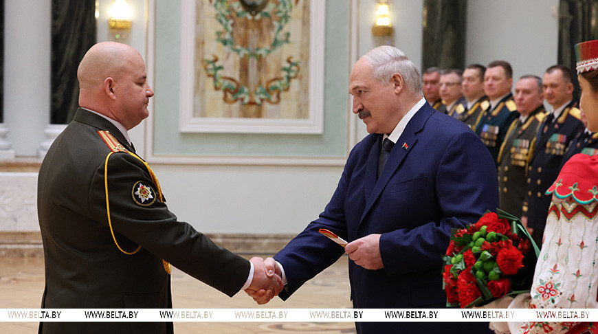 Лукашенко вручил госнаграды и генеральские погоны высшему офицерскому составу