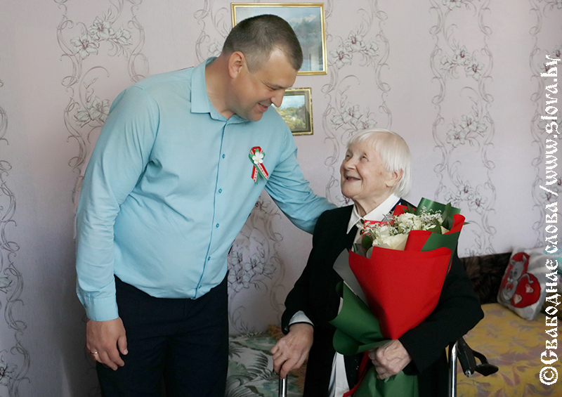Музыка под окнами и слезы радости: жительницу Рогачева Надежду Алпатову чествовали так, что слышала вся улица