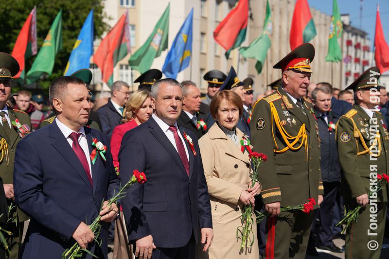 Великая Победа – она для нас одна! На площади Труда состоялись торжественный митинг и церемония возложения венков и цветов