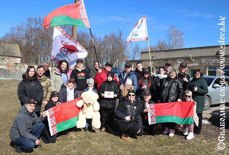 Детские улыбки, ароматные хот-доги и полезные подарки: Патриоты Беларуси пригласили ребят Городецкой школы-интерната на пикник