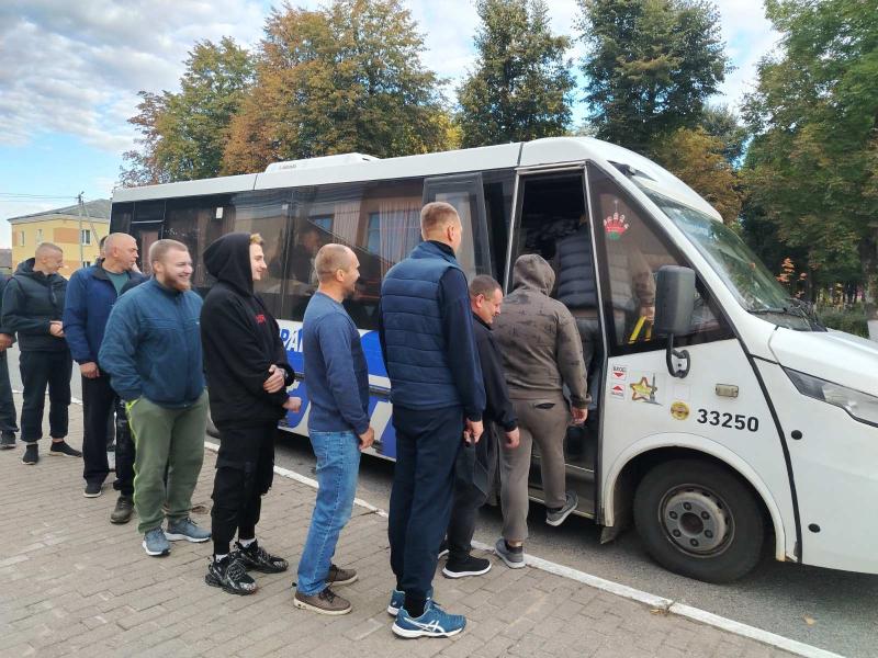 Рогачевские мужчины оттачивают военные навыки