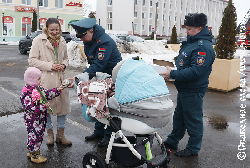С любовью от МЧС! Рогачевские спасатели эффектно поздравили женщин с наступающим праздником