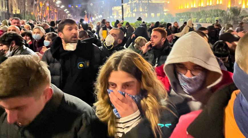 Спецназ Грузии разогнал тысячи митингующих у парламента слезоточивым газом и водометами