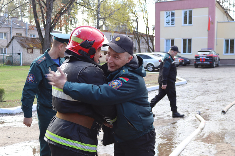Более 20 лет преданности делу: спасателя Андрея Лопухова проводили на заслуженный отдых