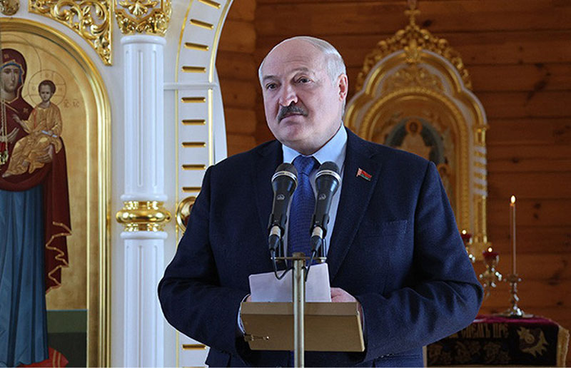 Лукашенко зажег пасхальную свечу. О чем говорил Президент в храме в Копыси?