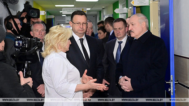 "Будем надеяться, что вышли на плато" - Лукашенко посещает районную больницу в Столбцах