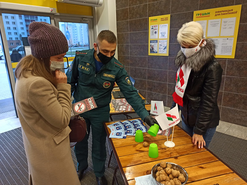 Молоток, сигарета-гигант и клятва: как в Рогачеве боролись с курением