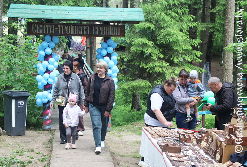 Бьет праздник колокольным звоном 