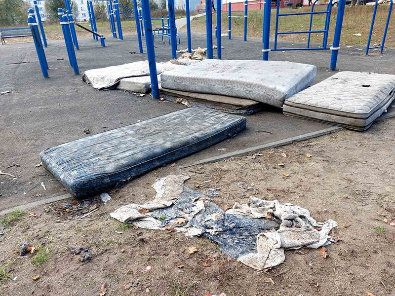 Во что превратили воркаут-площадку в Рогачеве?