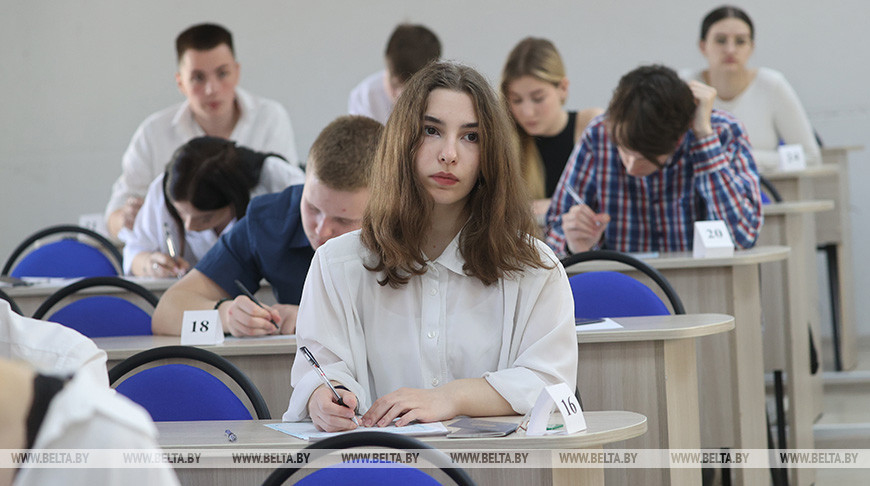 В Минобразования рассказали, кто может выбирать - сдавать выпускной экзамен в школе или ЦЭ