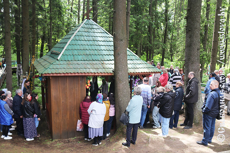 Бьет праздник колокольным звоном 