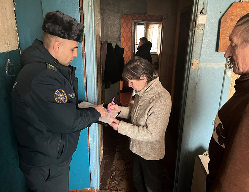 Безопасность в повседневной жизни: спасатели Рогачевщины продолжают работу по обследованию домовладений граждан