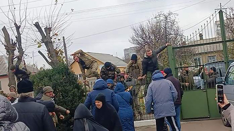 В Черкассах сторонники ПЦУ штурмом захватили монастырь УПЦ