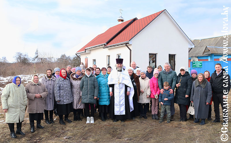 Жители Турска зажгли свечи в новом храме