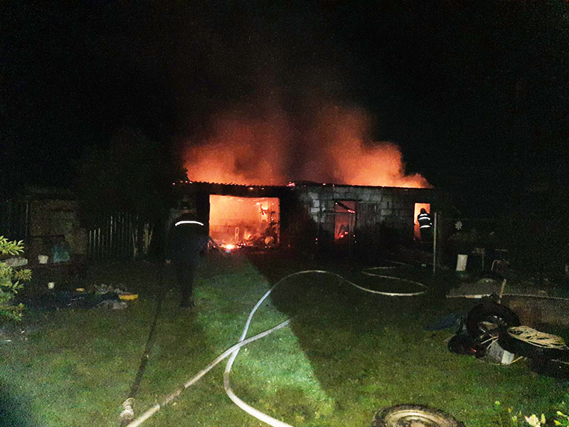 Молния сожгла два сарая и гараж в деревне Озераны Рогачевского района
