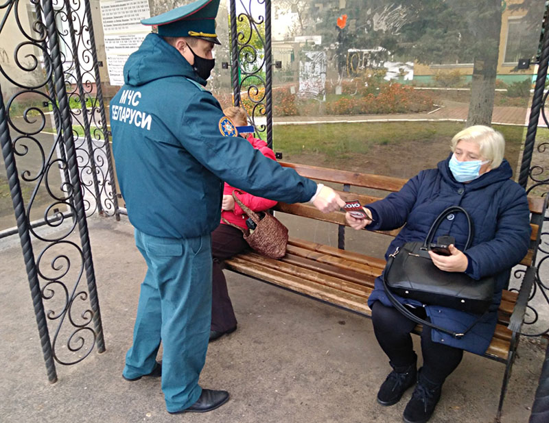 Рогачевские спасатели предложили горожанам обменять сигареты на конфеты. Вот что из этого вышло…