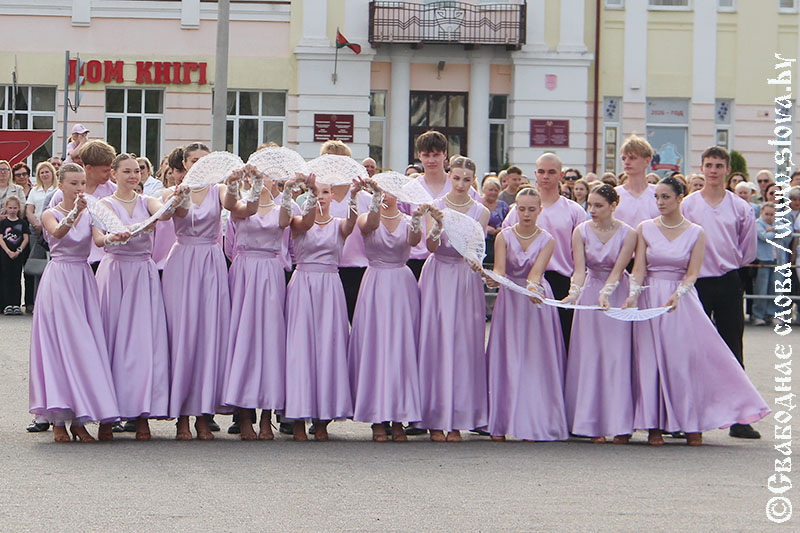 Рогачевские выпускники закружились в вальсе