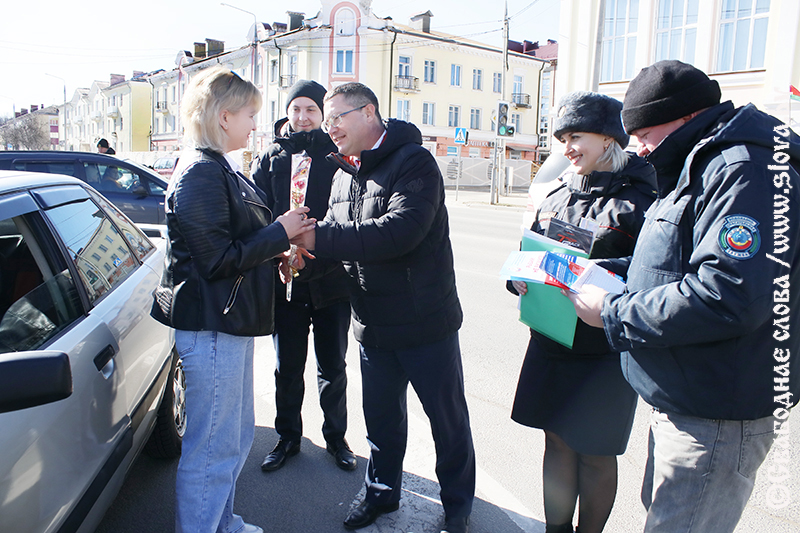 Рогачевских автоледи поздравили с Днем женщин