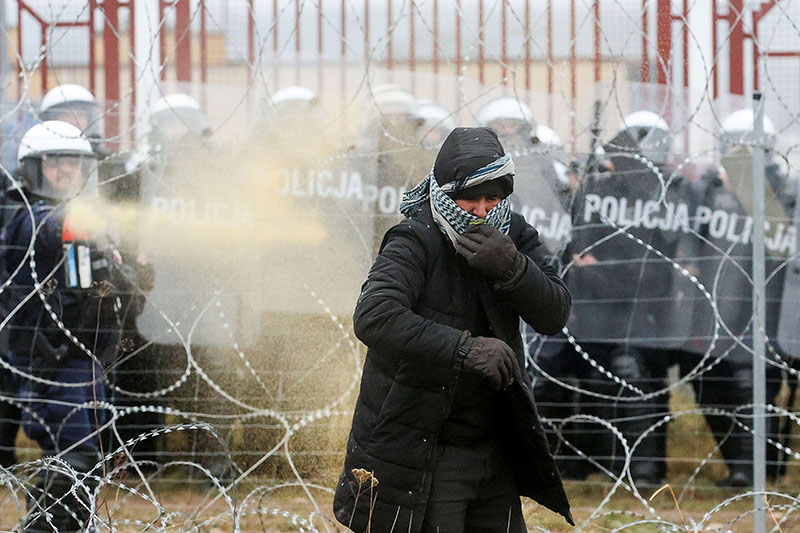 Политобзор. Маски сброшены. После зверской расправы поляков с беженцами говорить  о соблюдении прав человека в Евросоюзе просто смешно