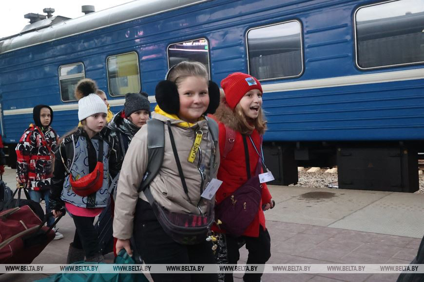 Политобзор. Дети Донбасса:  в Беларуси – принимают,  в Украине – убивают