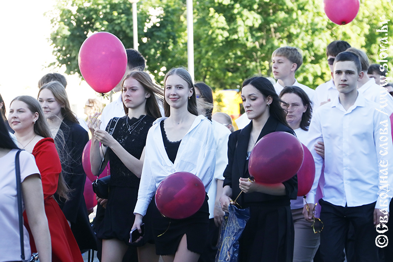 Майский маршрут юности: в Рогачеве отзвенел «Последний звонок» 