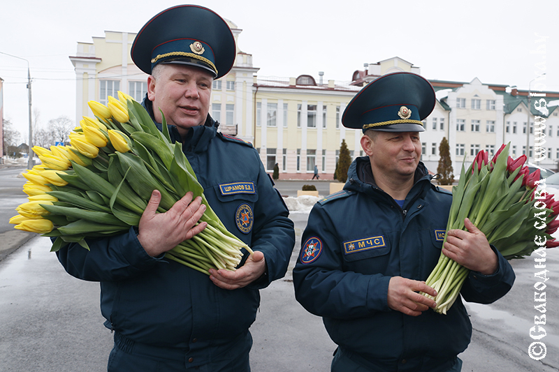 С любовью от МЧС! Рогачевские спасатели эффектно поздравили женщин с наступающим праздником