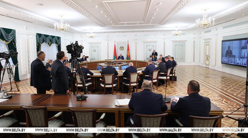 Лукашенко распорядился отправлять в армию всех, кто "не умеет" работать на уборочной