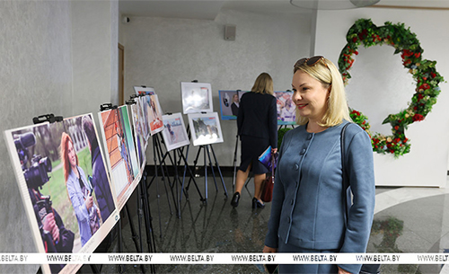 "Необычный ракурс". Фотовыставку о женщинах в журналистике представили на медиафоруме в Гродно