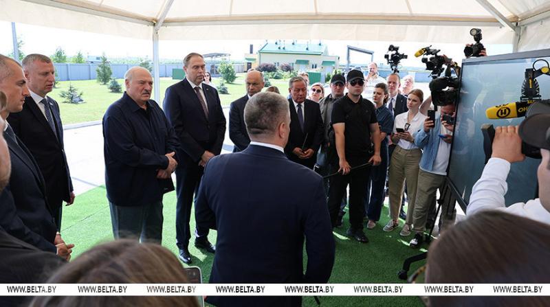 Лукашенко поручил выработать четкую программу по разведению в Беларуси красной породы коров 