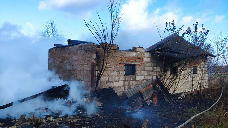 Рогачевский район. В деревне Пахарь сгорели две хозпостройки