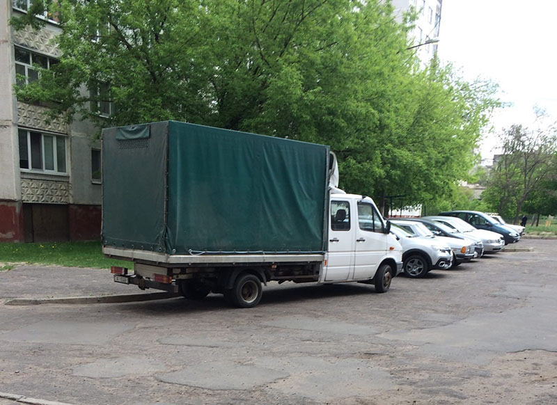 Во дворах рогачевских многоэтажек грузовикам парковаться запрещено!