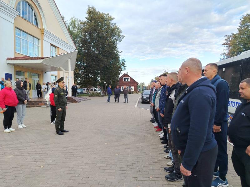 Рогачевские мужчины оттачивают военные навыки