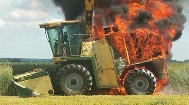В Рогачевском районе горел комбайн