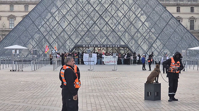 В Париже протестующие заблокировали доступ в Лувр