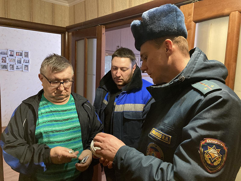 Долой беду: в домах пенсионеров Рогачевского РЭС установили АПИ