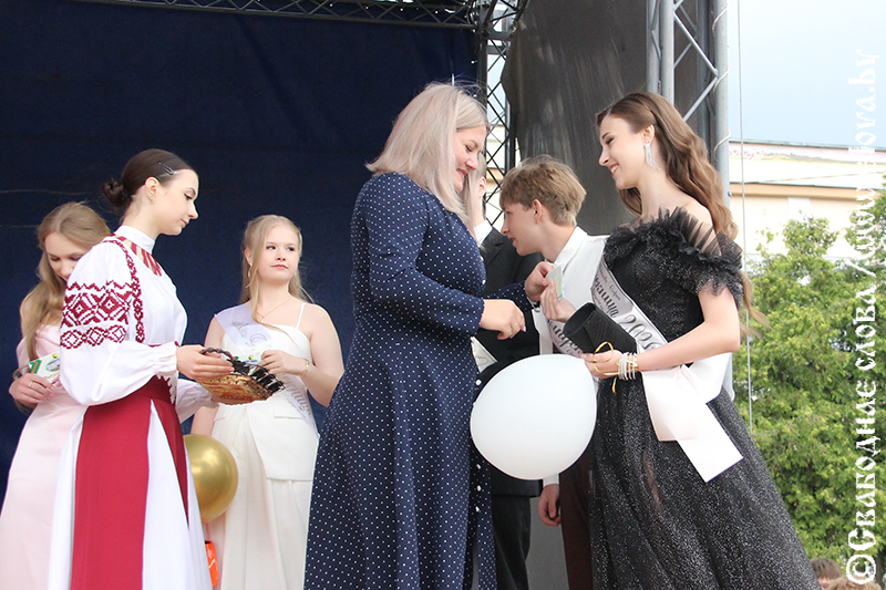Рогачевские выпускники написали эпилог школьной жизни