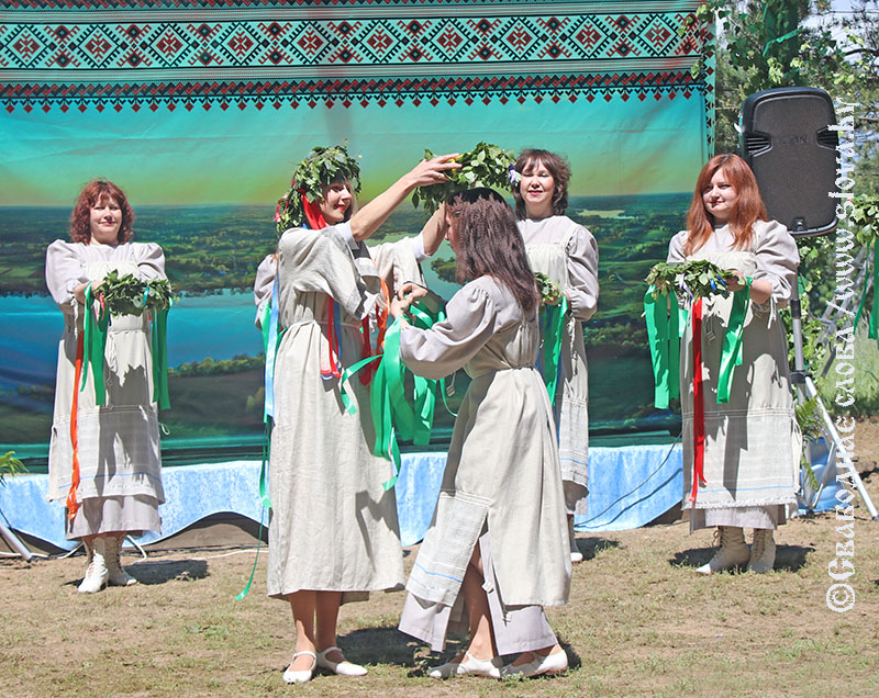 Бьет праздник колокольным звоном 