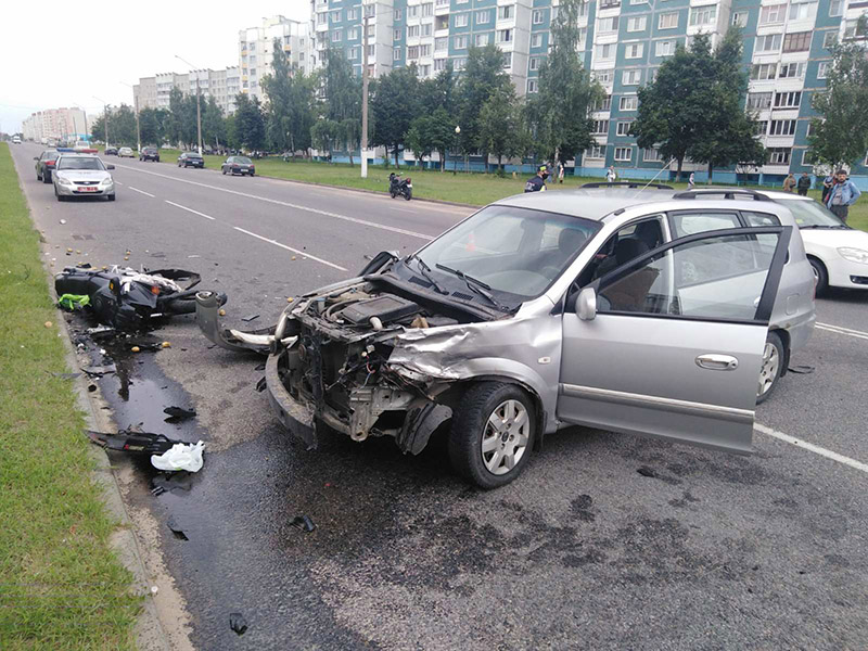 В Рогачеве «Киа Каренс» сбила мотоциклиста
