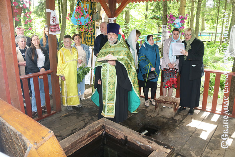 Бьет праздник колокольным звоном 