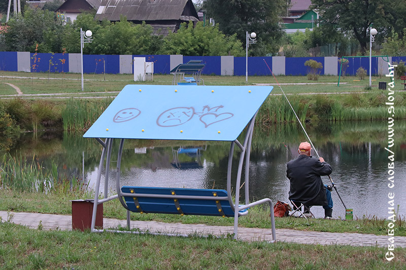 Одни рогачевцы просят,  а другие - портят!