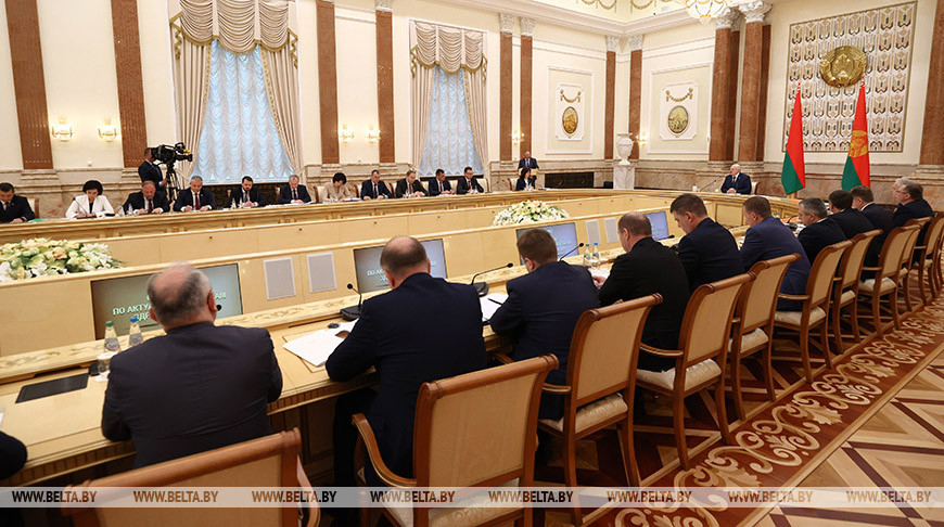 "Срок один - 1 января". Лукашенко поручил устранить к новому году все недостатки в здравоохранении