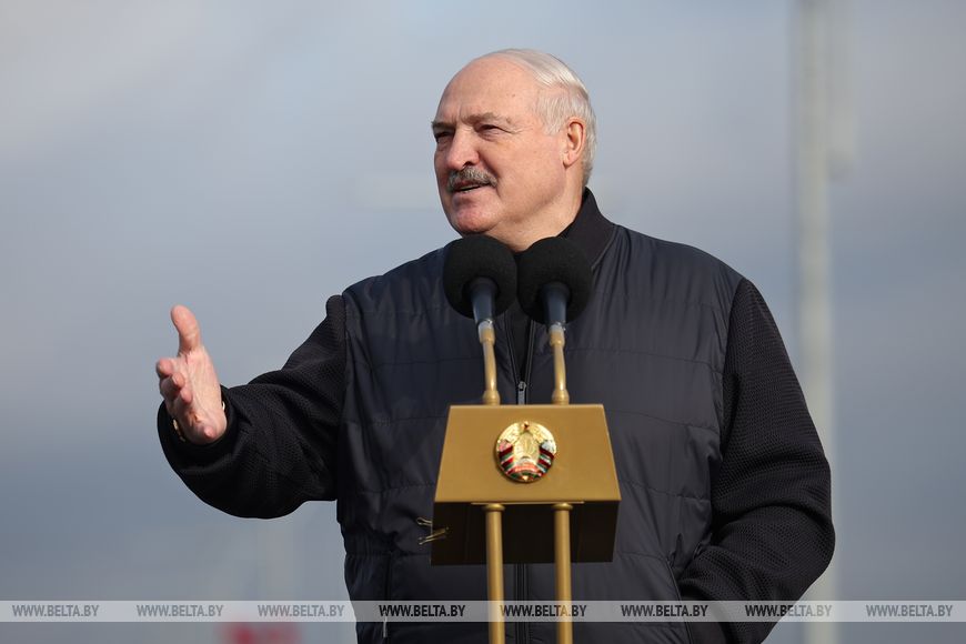 "Умрите, но людям зарплату заплатите". Лукашенко публично предупредил начальников
