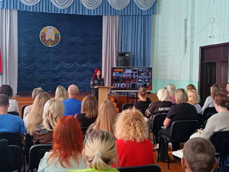 Огонь не играет в детство: рогачевские спасатели проводят выступлениях на родительских собраниях