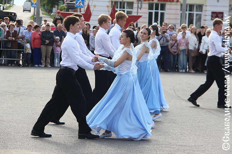Рогачевские выпускники закружились в вальсе